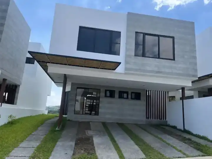 Casa en alquiler en Serra 2